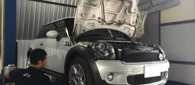 ตรวจเช็ครถมินิ ก่อนส่งมอบรถให้ลูกค้า