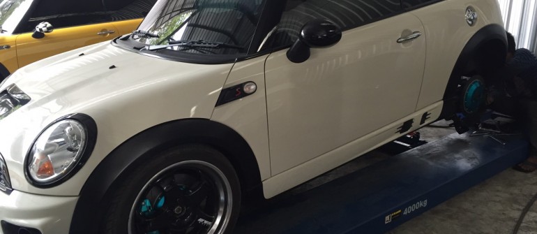 เปลี่ยนผ้าเบรคให้มินิ R60